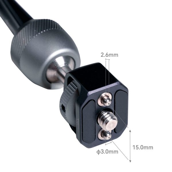 Lähikuva SmallRig 3959 Rosette Arm 11" -kameran lisävarusteesta, jossa näkyvät seuraavat mitat: leveys 15,0 mm, ruuvin halkaisija 3,0 mm, ruuvin pään korkeus 2,6 mm, nupukoitu kahva ja kierteitetyt osat.