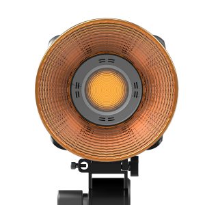 Lähikuva SmallRig 3966 RC 350B Cob Light -LED-valo, pyöreä studiovalaisin, jossa on oranssi diffuusori ja keskittynyt kuvioitu pinta, asennettuna mustaan säädettävään jalustaan valkoista taustaa vasten.