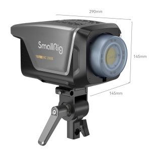 Musta SmallRig 3966 RC 350B Cob Light -LED-valo on asennettu säädettävään kiinnikkeeseen, ja sen mitat ovat 290 mm leveä, 145 mm korkea ja 145 mm syvä.