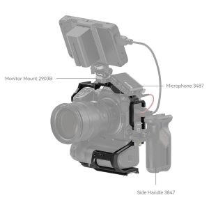 SmallRig-3982-6 SmallRig 3982 Cage for Nikon Z8 with MB-N12 Battery Grip -kamerakahvassa on monitorikiinnike 2903B kameran päällä, mikrofoni 3487 kameran yläpuolella ja sivukahva 3847 oikealla puolella.
