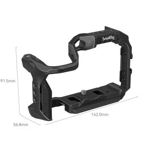 SmallRig 4004 Black Mamba Cage for Canon EOS R10: black metal cage with handle, multiple attachment points and camera screw. Dimensions: height: 91.5 mm, depth: 56.8 mm, width: 142 mm.