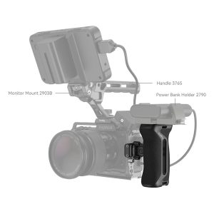 Kameravarustuksessa on merkittyjä osia, kuten SmallRig 4017 Nato Side Handle Snap on Quick Lock, Monitor Mount 2903B ja Power Bank Holder 2790. Näytön, kameran rungon, objektiivin ja joidenkin komponenttien väri on harmaa.