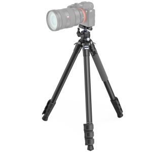 SmallRig 4060 Carbon Fiber Tripod Kit AP-10 -hiilikuitu kolmijalka, jossa on säädettävät jalat ja kumijalat, pitää digitaalisen kameran valkoista taustaa vasten.