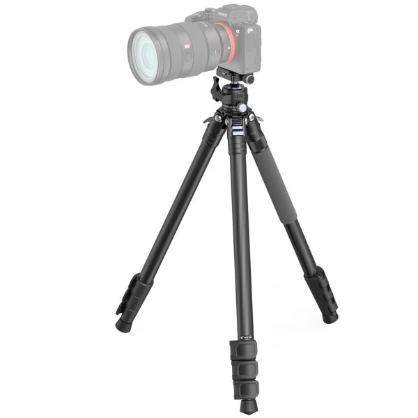 SmallRig 4060 Carbon Fiber Tripod Kit AP-10 -hiilikuitu kolmijalka, jossa on säädettävät jalat ja kumijalat, pitää digitaalisen kameran valkoista taustaa vasten.