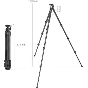 SmallRig 4060 Carbon Fiber Tripod Kit AP-10 -hiilikuitu kolmijalka on kuvassa täysin ulosvedettynä 1330 mm ja kokoontaitettuna 536 mm. Siinä on kolme jalkakulmaa (23°, 55° ja 85°), säädettävät jalat ja kuulapääkiinnitys.