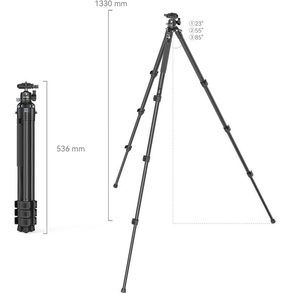 SmallRig 4060 Carbon Fiber Tripod Kit AP-10 -hiilikuitu kolmijalka on kuvassa täysin ulosvedettynä 1330 mm ja kokoontaitettuna 536 mm. Siinä on kolme jalkakulmaa (23°, 55° ja 85°), säädettävät jalat ja kuulapääkiinnitys.