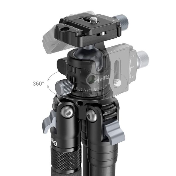 Lähikuva SmallRig 4060 Carbon Fiber Tripod Kit AP-10 -hiilikuitu kolmijalan mustasta jalustanpäästä, jossa näkyy sen 360°:n kierto, säädettävät nupit ja pikavapautuslevy, jossa on läpinäkyvä päällyste ja liikettä havainnollistava nuoli.