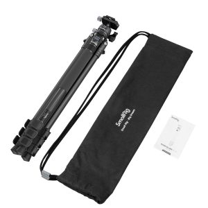 SmallRig 4060 Carbon Fiber Tripod Kit AP-10 -hiilikuitu kolmijalka näkyy taitettuna mustan kiristysnyörillä varustetun kantolaukun ja käyttöohjeen vieressä, kaikki valkoisella pohjalla.