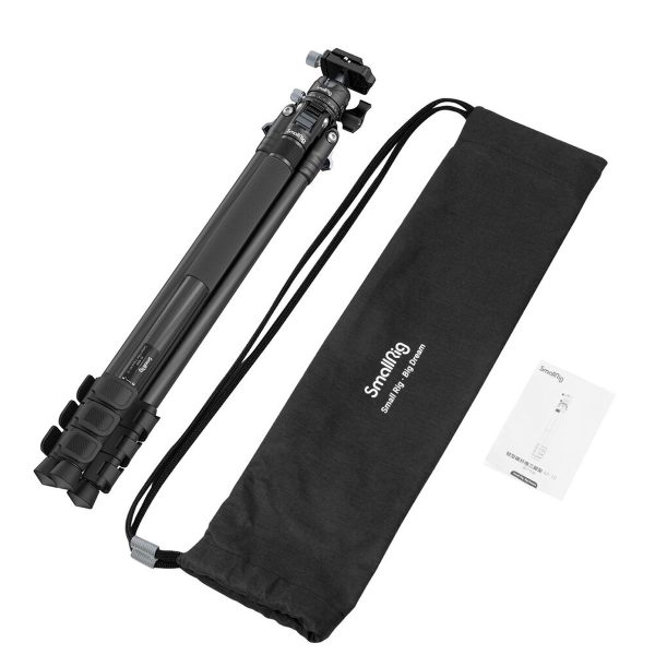 SmallRig 4060 Carbon Fiber Tripod Kit AP-10 -hiilikuitu kolmijalka näkyy taitettuna mustan kiristysnyörillä varustetun kantolaukun ja käyttöohjeen vieressä, kaikki valkoisella pohjalla.