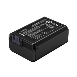 SmallRig 4068 Camera Battery NP-FW50 on musta, suorakaiteen muotoinen ladattava akkupaketti, jonka yläreunassa on merkintä, painettu teksti, varoitussymboleja ja liitäntäportti toisessa päässä.