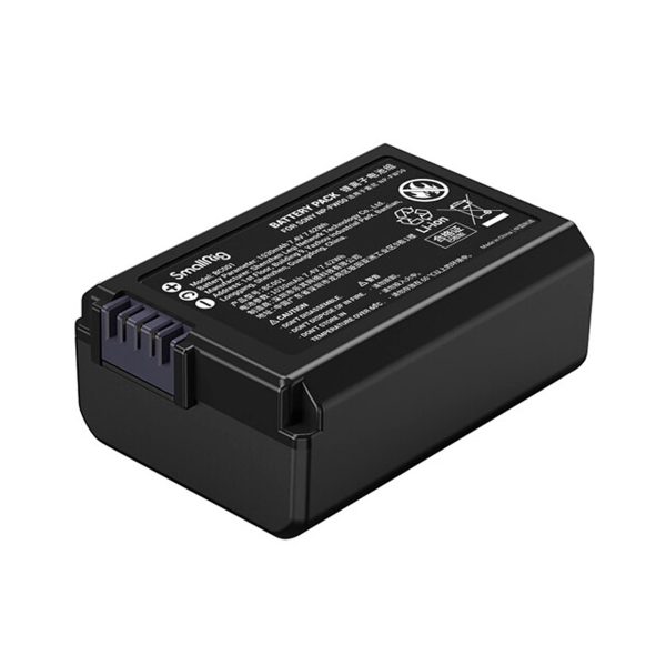 SmallRig 4068 Camera Battery NP-FW50 on musta, suorakaiteen muotoinen ladattava akkupaketti, jonka yläreunassa on merkintä, painettu teksti, varoitussymboleja ja liitäntäportti toisessa päässä.