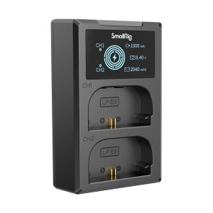 SmallRig 4084 -akkulaturi LP-E6-akuille on musta, ja siinä on LCD-näyttö, joka näyttää lataustilan, kaksi paikkaa, joissa on merkinnät CH1 ja CH2, sekä metallikontaktit latausta varten.