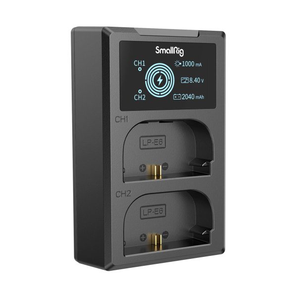 SmallRig 4084 -akkulaturi LP-E6-akuille on musta, ja siinä on LCD-näyttö, joka näyttää lataustilan, kaksi paikkaa, joissa on merkinnät CH1 ja CH2, sekä metallikontaktit latausta varten.