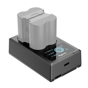 SmallRig 4085 -akkulaturi NP-W235-akuille, kuvassa mustana ja digitaalisella näytöllä, lataa suurta harmaata suorakulmaista akkua, ja siinä on virtapainike sekä liitäntäportit.