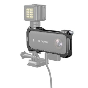 Musta Insta360 X3 -toimintakamera on asennettu SmallRig 4088 -kehykseen, jonka yläosaan on kiinnitetty LED-valo ja alapuolelle kaapeli; kehyksen osat on esitetty läpinäkyvinä ja harmaina.