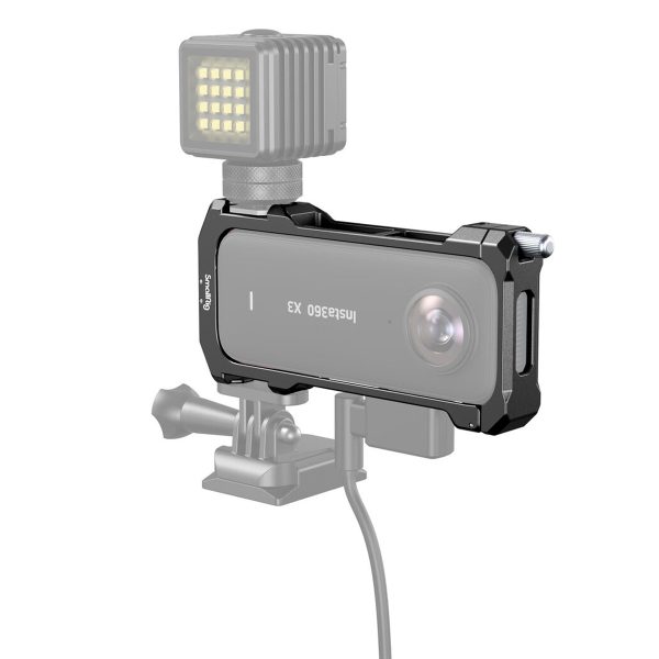 Musta Insta360 X3 -toimintakamera on asennettu SmallRig 4088 -kehykseen, jonka yläosaan on kiinnitetty LED-valo ja alapuolelle kaapeli; kehyksen osat on esitetty läpinäkyvinä ja harmaina.