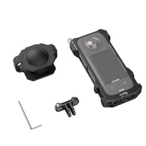 SmallRig 4088 -kehys Insta360 X3:lle, jossa on linssi, suojakotelo, kiinnityskannatin, kuusiokoloavain ja GoPro-tyylinen kiinnitystarvike valkoisella pohjalla.