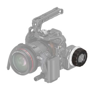 SmallRig-4091-4 SmallRig 4091 Follow Focus -merkintäkiekko (puinen) on esillä mustan ja harmaan sävyissä, ja jotkin osat ovat puoliksi läpinäkyviä sen rakenteen korostamiseksi, sekä kameralaitteisto, jossa on suuri objektiivi, sivukahva, yläkahva ja lisävarusteet.