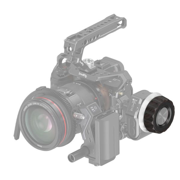 SmallRig-4091-4 SmallRig 4091 Follow Focus -merkintäkiekko (puinen) on esillä mustan ja harmaan sävyissä, ja jotkin osat ovat puoliksi läpinäkyviä sen rakenteen korostamiseksi, sekä kameralaitteisto, jossa on suuri objektiivi, sivukahva, yläkahva ja lisävarusteet.