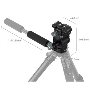Lähikuva SmallRig 4104 -videopäästä, jossa on kiinnityslevy pystysuoraan kuvaukseen, jossa näkyvät seuraavat mitat: kahvan pituus (112-230 mm), pään korkeus (103,5 mm), jalustan leveys (46,8 mm) ja pikakiinnityslevyn koko (64,8 mm).