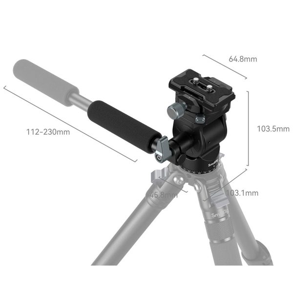 Lähikuva SmallRig 4104 -videopäästä, jossa on kiinnityslevy pystysuoraan kuvaukseen, jossa näkyvät seuraavat mitat: kahvan pituus (112-230 mm), pään korkeus (103,5 mm), jalustan leveys (46,8 mm) ja pikakiinnityslevyn koko (64,8 mm).