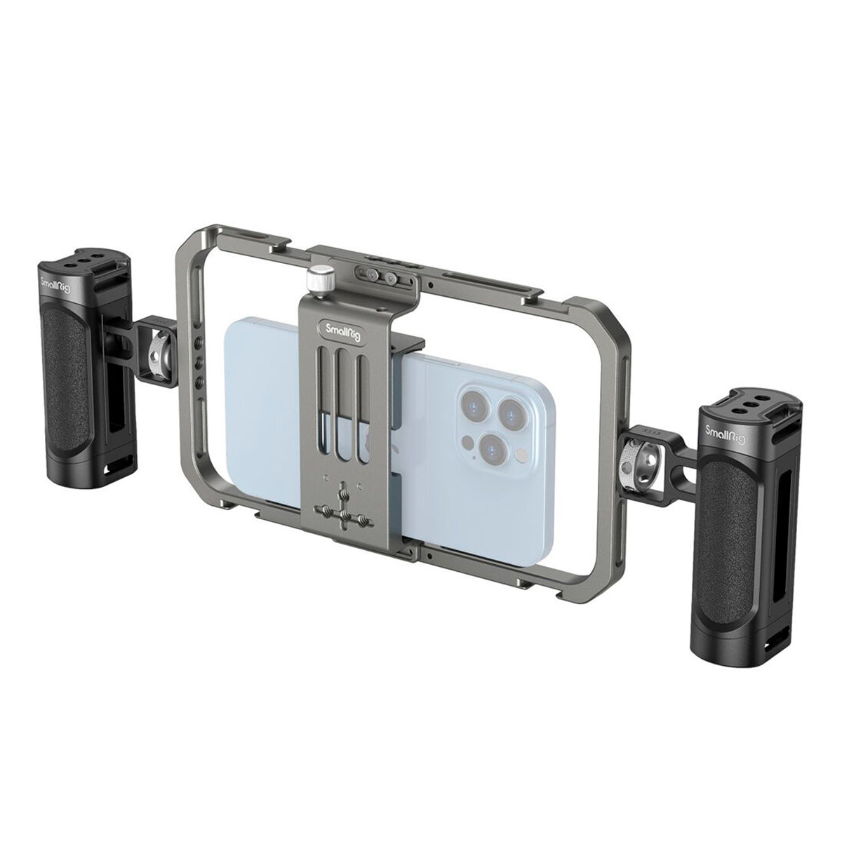 Älypuhelin on kiinnitetty hopeiseen SmallRig 4121 All-In-One Video Kit Mobile Basic -malliin, jossa on kaksi sivukahvaa, jotka on suunniteltu vakauttamaan ja tehostamaan mobiilivideokuvausta. Puhelimen kameran linssit jäävät näkyviin.