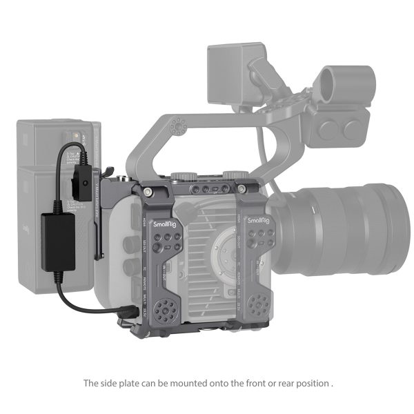SmallRig 4124 Cage Kit Sony FX6:lle pitää digitaalisen kameran, objektiivin ja lisävarusteet metallikehyksessä. Kaapeli yhdistää häkissä olevan laitteen ulkoiseen akkuun. Teksti: Sivulevy voidaan asentaa etu- tai taka-asentoon.