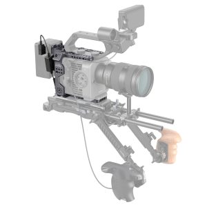 SmallRig 4124 Cage Kit for Sony FX6 on asennettu vakautustankoihin, ja siihen on kiinnitetty suuri objektiivi, ulkoinen näyttö, kahva ja lisävarusteet; ei-tärkeät osat näkyvät läpikuultavan harmaina.