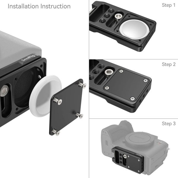Kolmivaiheinen opas, jossa SmallRig 4150 Arca-Type Quick Release Plate for AirTag -levy kiinnitetään kameraan, lähikuvat jokaisesta vaiheesta ja loppukuva valmiiksi asennetusta kokoonpanosta.