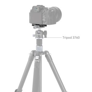 Musta jalustalle asennettu kamera, jossa on SmallRig 4150 Arca-Type Quick Release Plate for AirTag, kamera ja jalustan pää tarkennettuna ja jalustan jalat hieman häivytettyinä taustalla.