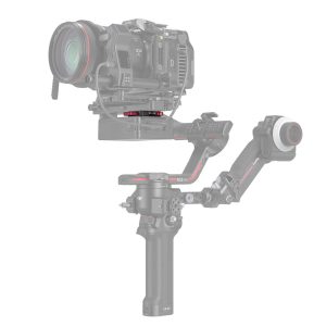 SmallRig 4189 -virtalähteen kiinnityslevy DJI RS -vakauttajille näkyy täysissä väreissä kiinnitettynä ammattilaiskameraan, kun taas muu käsikäyttöinen moottoroitu gimbaali näkyy haalistuneena ja puoliksi läpinäkyvänä.