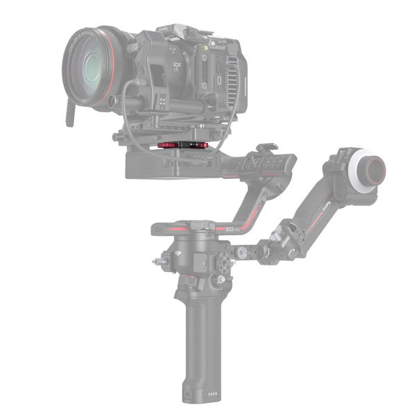 SmallRig 4189 -virtalähteen kiinnityslevy DJI RS -vakauttajille näkyy täysissä väreissä kiinnitettynä ammattilaiskameraan, kun taas muu käsikäyttöinen moottoroitu gimbaali näkyy haalistuneena ja puoliksi läpinäkyvänä.