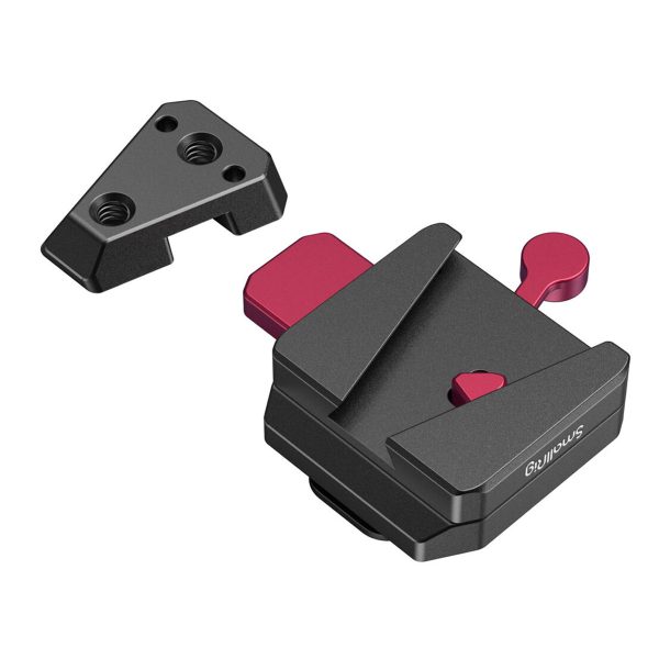 SmallRig 4189 -virtalähteen kiinnityslevy DJI RS -vakainten kiinnityslevyssä, joka on mustaa ja punaista metallia ja jossa on irrotettu kiinnike, on ruuvinreikiä ja kulmikkaita muotoilun yksityiskohtia, jotka näkyvät valkoisella pohjalla.