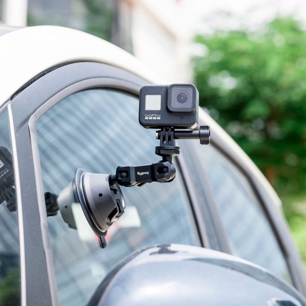 SmallRig 4193 Portable Suction Cup Mount SC-1K kiinnittää toimintakameran auton ikkunaan. Taustalla näkyy sumeaa vehreyttä ja osa rakennuksesta.