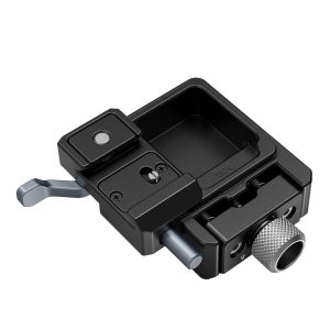 SmallRig 4195 Arca-Swiss Mount Plate for DJI RS 3 Mini on musta metallinen pikakiinnityslevy, jossa on hopeanvärinen nuppi, vipu ja kiinnitysreiät ja joka on suunniteltu kameroiden kiinnittämiseen jalustoihin tai tukijärjestelmiin.