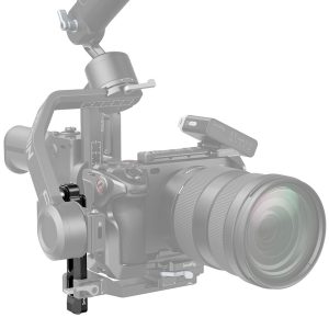 Lähikuvassa SmallRig 4196 Extended Vertical Support for DJI RS3 Mini on asennettu puoliksi läpinäkyvän kameran ja objektiivin kanssa, mikä korostaa tuen kiinnitysosia.
