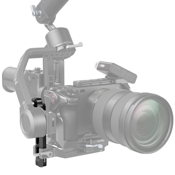 Lähikuvassa SmallRig 4196 Extended Vertical Support for DJI RS3 Mini on asennettu puoliksi läpinäkyvän kameran ja objektiivin kanssa, mikä korostaa tuen kiinnitysosia.