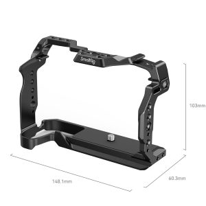 SmallRig 4212 Cage for Canon EOS R8 on musta kamerahäkki, jossa on useita kiinnityspisteitä ja perusruuvi. Sen leveys on 148,1 mm, korkeus 103 mm ja syvyys 60,3 mm.