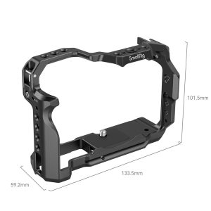 SmallRig 4214 Cage for Canon EOS R50 on musta metallikehys, jossa on kiinnitysreiät ja ruuvilla varustettu pohjalevy. Sen korkeus on 101,5 mm, leveys 133,5 mm ja syvyys 59,2 mm.
