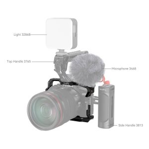 SmallRig 4214 Cage for Canon EOS R50 -laitteeseen on asennettu valo 3286B, mikrofoni 3468 (pörröisellä suojuksella), yläkahva 3765 ja sivukahva 3813, jotka on merkitty selvästi.