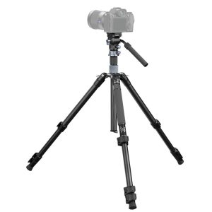 SmallRig 4221 Travel Video Tripod Kit, musta, on pystysuorassa ja siinä on säädettävät jalat, kahva, lukitusmekanismi kummassakin jalassa, ja se pitää digitaalisen kameran tukevasti paikallaan.