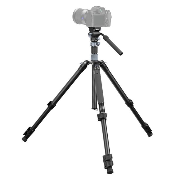 SmallRig 4221 Travel Video Tripod Kit, musta, on pystysuorassa ja siinä on säädettävät jalat, kahva, lukitusmekanismi kummassakin jalassa, ja se pitää digitaalisen kameran tukevasti paikallaan.
