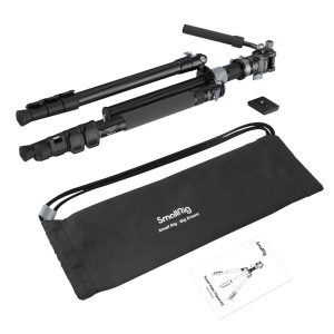 SmallRig 4221 Travel Video Tripod Kit sisältää taitetun mustan jalustan, irrotettavan kiinnityslevyn, käyttöohjeen, jossa on jalustakaavio, ja mustan SmallRig-kantolaukun.