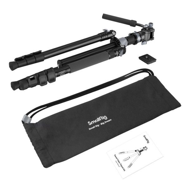 SmallRig 4221 Travel Video Tripod Kit sisältää taitetun mustan jalustan, irrotettavan kiinnityslevyn, käyttöohjeen, jossa on jalustakaavio, ja mustan SmallRig-kantolaukun.