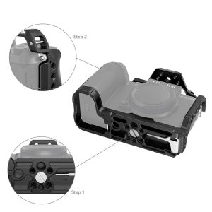 Fujifilm X-S20 ja SmallRig 4230 Cage -kamerahäkki näytetään kahdessa vaiheessa: Vaiheessa 1 näkyy jalustan ruuvin reikä kameran jalustassa; vaiheessa 2 zoomataan häkin kiinnittämistä kameran kylkeen pienellä työkalulla.
