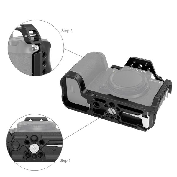 Fujifilm X-S20 ja SmallRig 4230 Cage -kamerahäkki näytetään kahdessa vaiheessa: Vaiheessa 1 näkyy jalustan ruuvin reikä kameran jalustassa; vaiheessa 2 zoomataan häkin kiinnittämistä kameran kylkeen pienellä työkalulla.