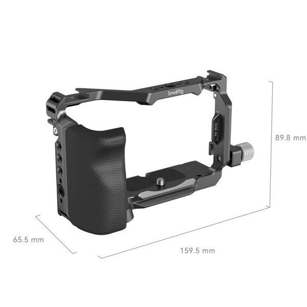 SmallRig 4257 Cage Kit Sony ZV-E1:lle on metallinen kamerakehys, jossa on kuvioitu vasen kahva, kiinnityspisteet ja ruuvinuppi oikealla. Mitat: 159,5 mm (L) × 65,5 mm (S) × 89,8 mm (K).