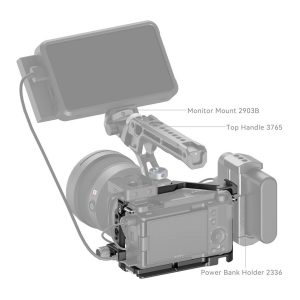 SmallRig 4257 Cage Kit Sony ZV-E1:lle sisältää merkittyjä komponentteja: monitorikiinnike 2903B (suuri ulkoinen näyttö, vasen), yläkahva 3765 ja Power Bank -pidike 2336 (sivulle asennettava).