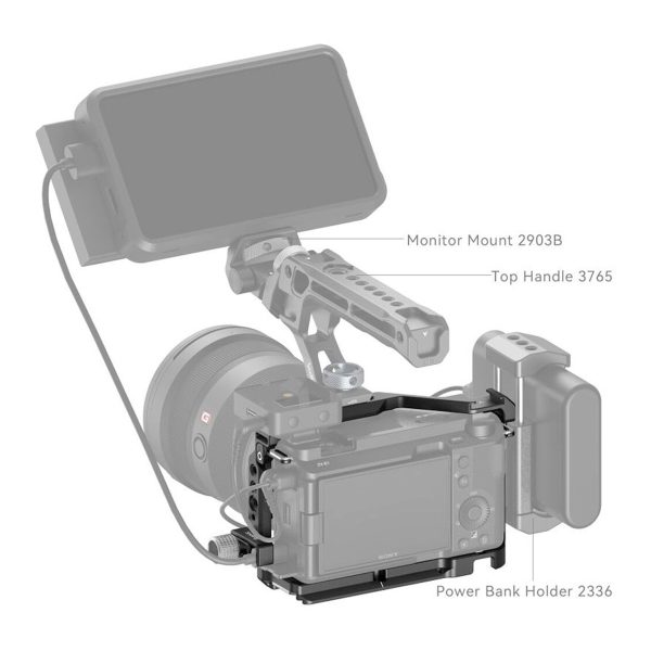 SmallRig 4257 Cage Kit Sony ZV-E1:lle sisältää merkittyjä komponentteja: monitorikiinnike 2903B (suuri ulkoinen näyttö, vasen), yläkahva 3765 ja Power Bank -pidike 2336 (sivulle asennettava).