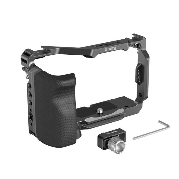 SmallRig 4257 Cage Kit Sony ZV-E1:lle, kuvassa mustana kuvioidulla otteella, sisältää hopeisen kiristysnupin ja pienen kuusiokoloavaintyökalun, kaikki valkoisella pohjalla.